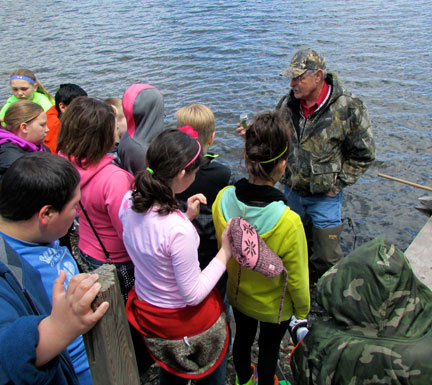 Gary Phillips, professor at Iowa Lakes Community College, discusses life in the water with Estherville Lincoln Central 5th graders.